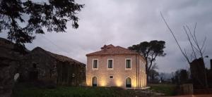 ein altes Backsteingebäude mit Lichtern drauf in der Unterkunft Tenuta Mea in Teggiano