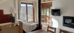 un soggiorno con camino e televisione di Casa Cotefablo Aloj Gorgol Gavin, Biescas a Biescas