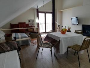 a living room with a table with chairs and a bed at Casa Cotefablo. Aloj Gorgol (Gavin, Biescas) in Biescas