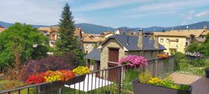 un balcone con un mazzo di fiori di Casa Cotefablo Aloj Gorgol Gavin, Biescas a Biescas