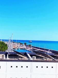 un porto turistico con una barca in acqua di Apart Port Arenal con terraza y piscina a Burriana