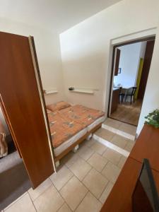 um quarto com uma cama num quarto com um espelho em Apartmán Pod Hradem em Soběslav
