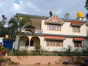 西达普尔Krishna Kuteera的斋浦尔郊区的一座房子