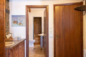 Koupelna v ubytování Guesthouse Ourania + 37 fotografií