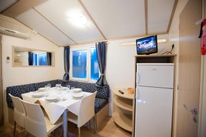 Reštaurácia alebo iné gastronomické zariadenie v ubytovaní Camping Blu Fantasy