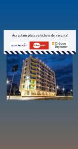 Una captura de pantalla de un hotel con una imagen de un edificio. en C&Y Marco Apartments, en Mamaia