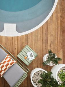 una vista sul soffitto di un patio con tavolo e piscina di The Isla a Batemans Bay