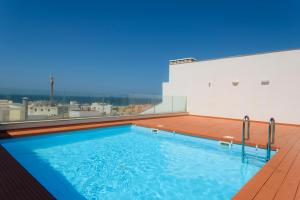 a swimming pool on the roof of a building at Tarifa Twins Apartamento de lujo con Piscina y wifi in Tarifa