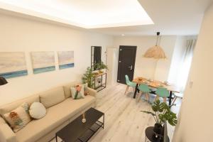 Tarifa Twins Apartamento de lujo con Piscina y wifi في تريفة: غرفة معيشة مع أريكة وطاولة