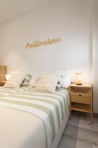 Ліжко або ліжка в номері Tarifa Twins Apartamento de lujo con Piscina y wifi