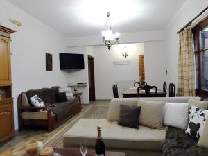 ein Wohnzimmer mit einem Sofa und einem Tisch in der Unterkunft Elvira’s Place in Arachova