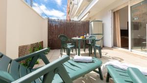 Un patio con sillas y una mesa en el balcón. en 2 Kist02 - Lloret de Mar, en Lloret de Mar