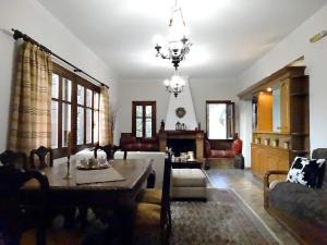 een woonkamer met een tafel en een bank bij Elvira’s Place in Arachova
