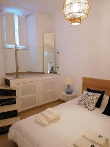 um quarto com 2 camas e um lustre em Casa da Freiria em Évora