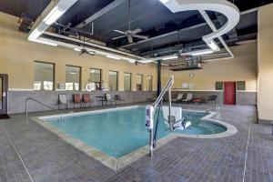 Hồ bơi trong/gần Comfort Suites Batesville