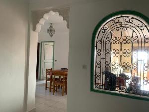 ein Spiegel hängt an einer Wand neben einem Esszimmer in der Unterkunft APPARTEMENT PERLE RARE AU CENTRE DE MARRAKECH in Marrakesch