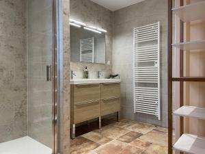 y baño con ducha y lavamanos. en Gîtes De Saint Rémy en Villers-Cotterêts