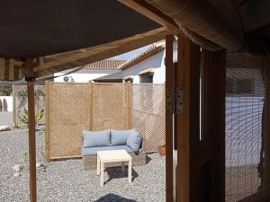 eine blaue Couch und ein Tisch auf einer Terrasse in der Unterkunft Finca Las Hierbas B&B in Alora