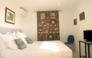 - une chambre avec un lit orné d'une peinture murale dans l'établissement VILLA PADI La Cadière d'Azur, à Laouque