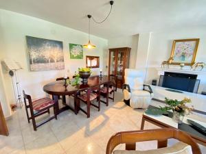- un salon avec une table à manger et un canapé dans l'établissement Stunning 5 bed Villa La Font, private pool, à El Campello