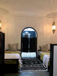 Tempat tidur dalam kamar di Dar Yomma