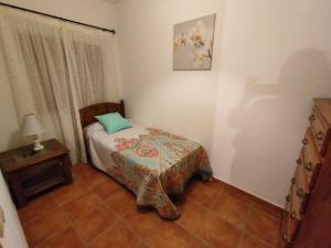 Łóżko lub łóżka w pokoju w obiekcie CASA PETRA : Bonita casa rural en Yunquera