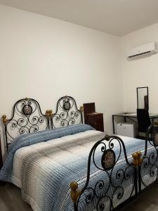 1 dormitorio con cama negra y manta azul en In The World en Alguer
