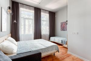 una camera da letto con due letti e una finestra di Tbilisi Home,view on Gvinis karkhana Wine Factory a Tbilisi City