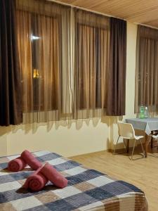 Un dormitorio con una cama con objetos rojos. en Guest House Gege, en Tiflis