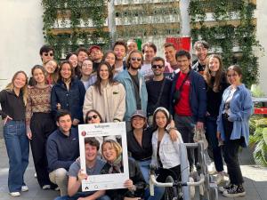 un groupe de personnes posant pour une photo dans l'établissement Lion Hostel, à Milan