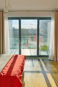 um quarto com uma cama e uma grande janela em Capital Towers - Apartament Pop-art z widokiem na rzekę em Rzeszów