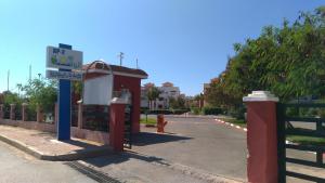 une station-service sur le côté d'une route dans l'établissement Chez Younès Appartement Marina Saidia Ap2, à Saïdia