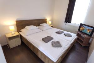 A bed or beds in a room at Kamilla Panzió és Rendezvényház