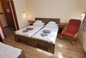 A bed or beds in a room at Kamilla Panzió és Rendezvényház