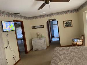 een slaapkamer met een bed en een plafondventilator bij Prada Home Club in Punta Gorda