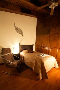1 dormitorio con 1 cama y 1 silla en Comfort Hostel, en Guatemala