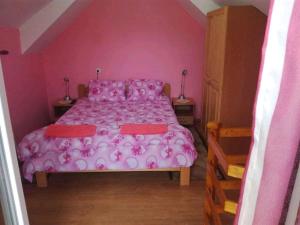 a pink bedroom with a bed with pink sheets at Sobe i Apartmani "Šumadija" Bogutovačka Banja in Bogutovac