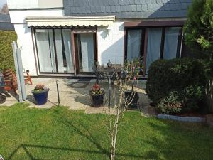 Un patio con una mesa y sillas en un patio. en Ferienwohnung Löwenzahn, en Bad Harzburg