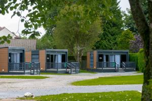 una fila de casas modulares en un parque en Lomond Woods Holiday Park en Balloch