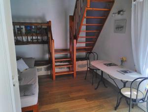 Habitación pequeña con mesa y escalera. en Le Clot de Meste Duran, en Condom