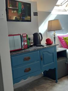 una cómoda azul con un microondas encima en Baywatch Inn en Dingle