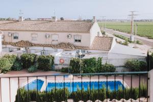 een uitzicht op een huis met een zwembad bij Ruidera Playa in Los Alcázares