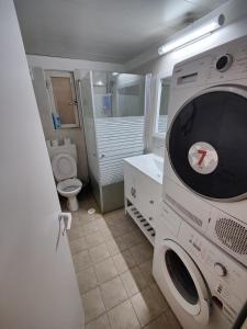 Bilik mandi di Private Hostel - Best location +37 gambar