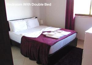 Cama en habitación de hotel con cama morada en BCV Private 1 Bed Apartment Ground Floor Dunas Resort 6067, en Santa Maria