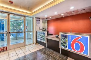 ein Fast-Food-Restaurant mit einem Schild an der Wand in der Unterkunft Motel 6-Gilroy, CA in Gilroy