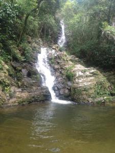 une cascade sur le côté d'une rivière dans l'établissement Pesque e Sorte Escondidinho, à Santana do Riacho