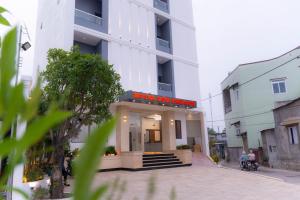 a building with a sign that reads hotel station at Khách sạn Sớm Phú Quý - Ninh Thuận in Phan Rang