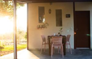 drewniany stół i krzesła na patio w obiekcie Chácara Lápis Lazuli w mieście Cavalcante