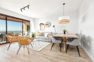 A seating area at iloftmalaga SkyGarden