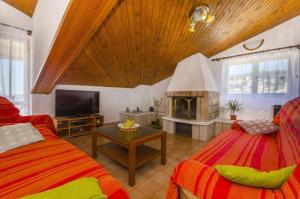 uma sala de estar com 2 camas e uma lareira em Three bedroom apartment with amazing sea view em Trogir